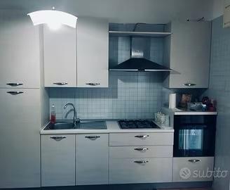 Cucina bianca lucida