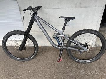 Bici downhill Cube two15