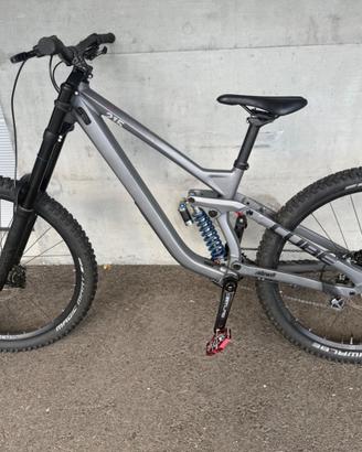 Bici downhill Cube two15