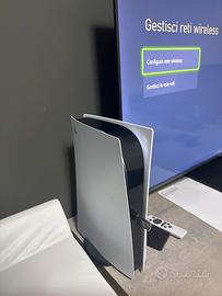 Play 5 e Xbox serie X, con vari accessori