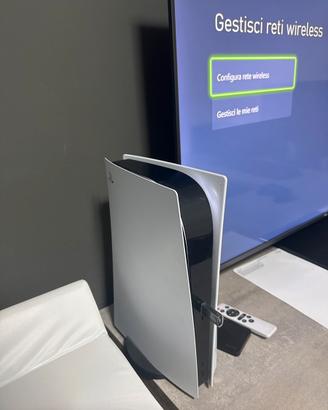 Play 5 e Xbox serie X, con vari accessori