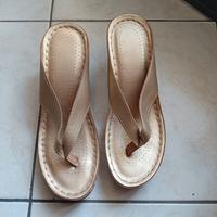 Scarpe infradito dorate nuove