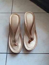 Scarpe infradito dorate nuove