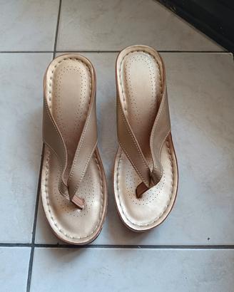 Scarpe infradito dorate nuove