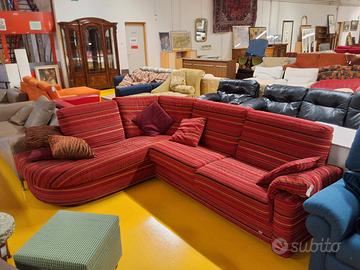 DIVANO AD ANGOLO ROSSO RIGHE DOIMO 