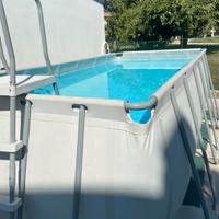 Piscina con scaletta