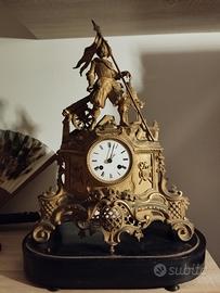 Antico orologio da tavolo in bronzo a corda 