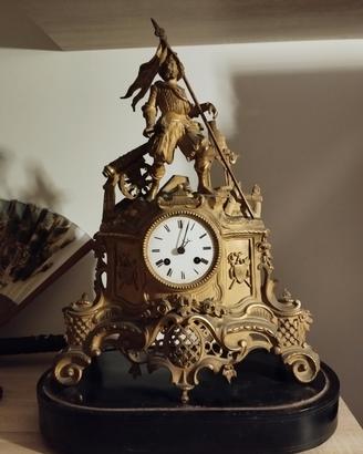 Antico orologio da tavolo in bronzo a corda 