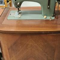 Macchina da cucire d'epoca con mobiletto
