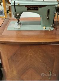 Macchina da cucire d'epoca con mobiletto