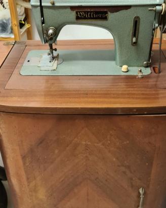 Macchina da cucire d'epoca con mobiletto