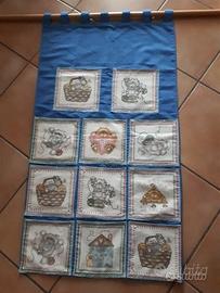 Pannello in stoffa con tasche porta oggetti