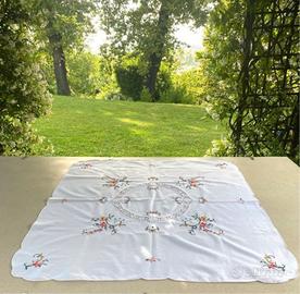 Centro tavola o tovaglietta ricamata