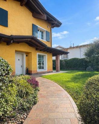 Villa di 402 m² con più di 5 locali e box auto a S