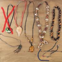 Lotto 7 collane in vetro, plastica, pietre, macram