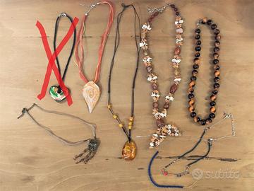 Lotto 7 collane in vetro, plastica, pietre, macram