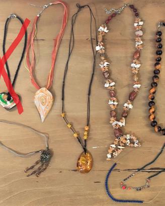 Lotto 7 collane in vetro, plastica, pietre, macram