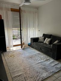 Tappeto con motivo foglie in rilievo