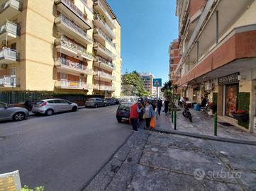 NEGOZIO A NAPOLI