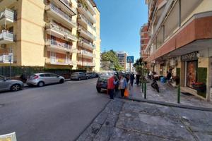 NEGOZIO A NAPOLI