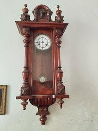 Orologio a pendolo da muro antico