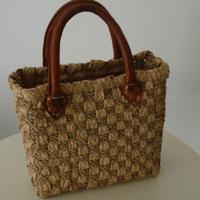 borsa a mano in paglia con manici in pelle