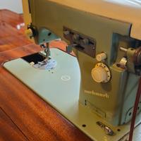 Macchina da cucire Singer vintage con mobile in le