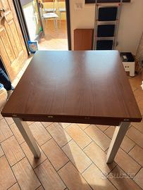 tavolo estendibile  e n.4 sedie