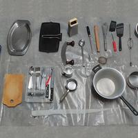 Set piatti, posate e stoviglie (circa 80 pezzi)