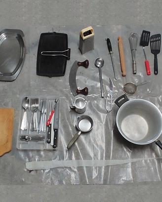 Set piatti, posate e stoviglie (circa 80 pezzi)