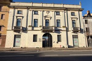 Palazzo / Stabile di 800 m² con più di 5 locali a 