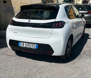 Peugeot 208 1.2 turbo Palette al volante