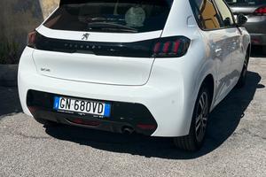 Peugeot 208 1.2 turbo Palette al volante