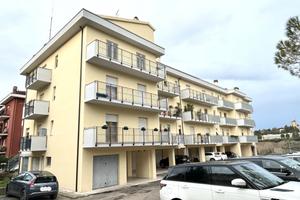 Appartamento ampia metratura, contesto gradevole