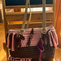 Borsa a spalla con frange rosa e marrone