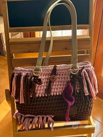 Borsa a spalla con frange rosa e marrone