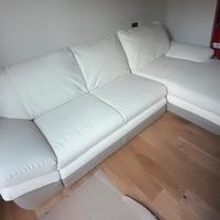 Divano letto  eco pelle con penisola / come nuovo