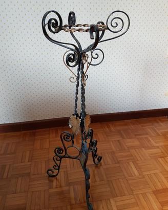 Portavaso in ferro battuto lavorato a mano – 50€