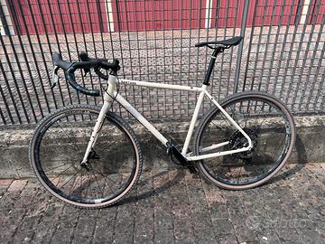 Bicicletta gravel bikepacking cambio elettronico
