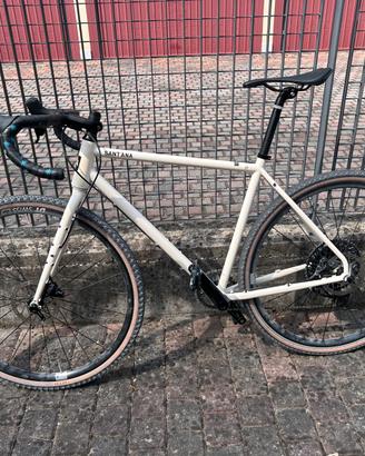 Bicicletta gravel bikepacking cambio elettronico