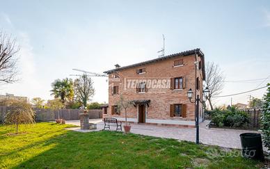 VILLA SINGOLA CON AMPIO GIARDINO.