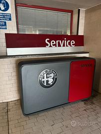 Scrivania reception Alfa Romeo e targa SERVICE
