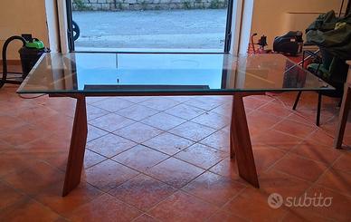 Scrivania di cristallo con base in legno