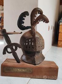 scultura con elmo