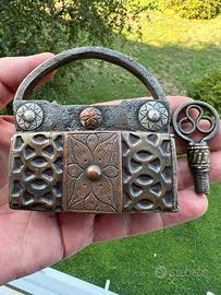 Antico lucchetto inciso ottone rame con chiave