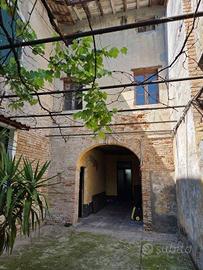 Rustico / Casale di 1331 m² con più di 5 locali e 