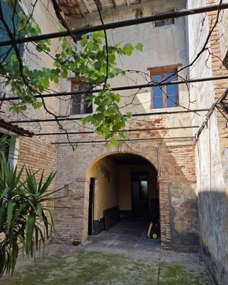 Rustico / Casale di 1331 m² con più di 5 locali e 