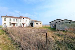 CASA DI CORTE A BAGNOLO SAN VITO