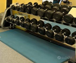Rack completo di coppie di manubri da kg 7,5 a 30