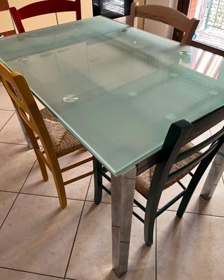 Tavolo allungabile con 4 sedie colorate in legno